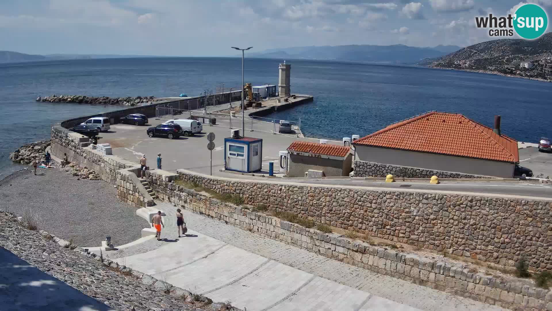 Spletna kamera Senj pristanišče – Pogled na valobran in svetilnik