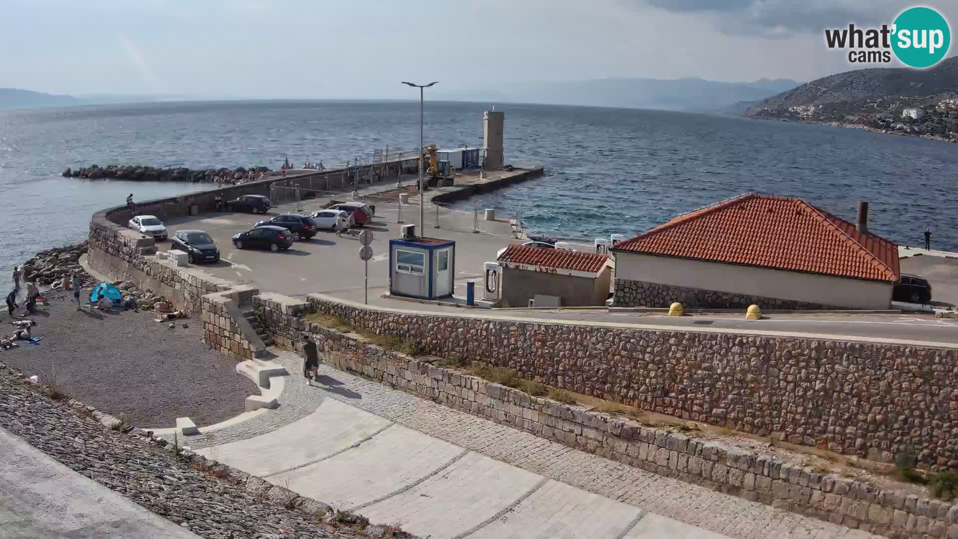 Spletna kamera Senj pristanišče – Pogled na valobran in svetilnik