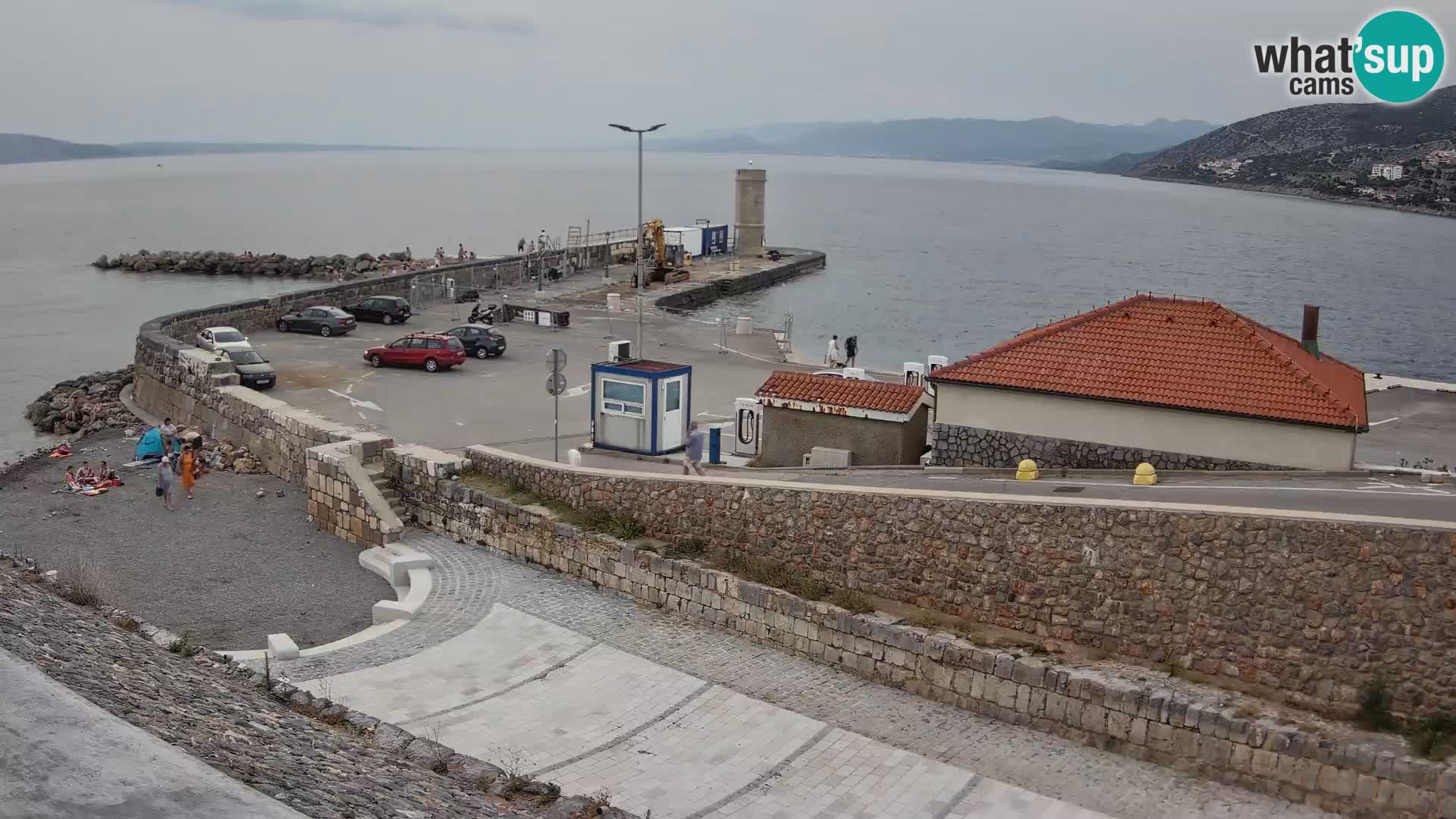 Spletna kamera Senj pristanišče – Pogled na valobran in svetilnik