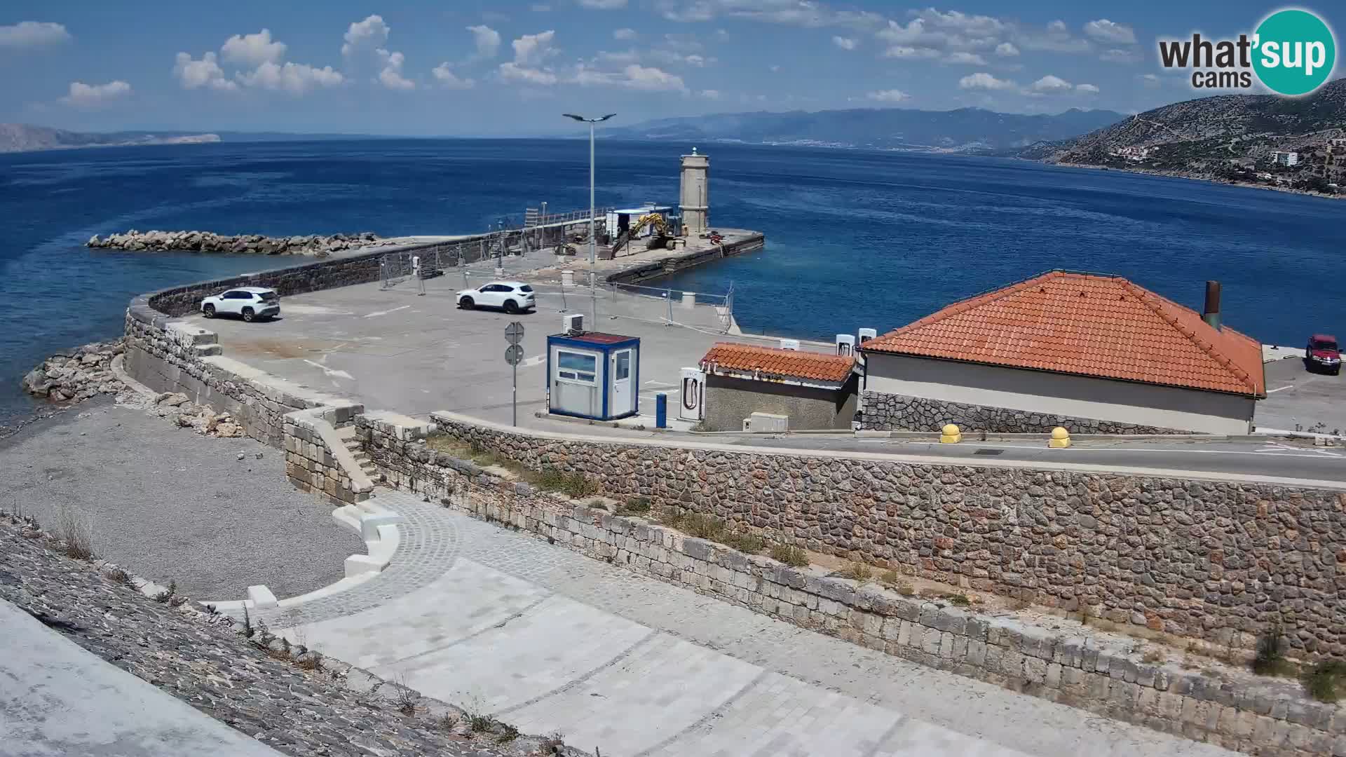 Spletna kamera Senj pristanišče – Pogled na valobran in svetilnik