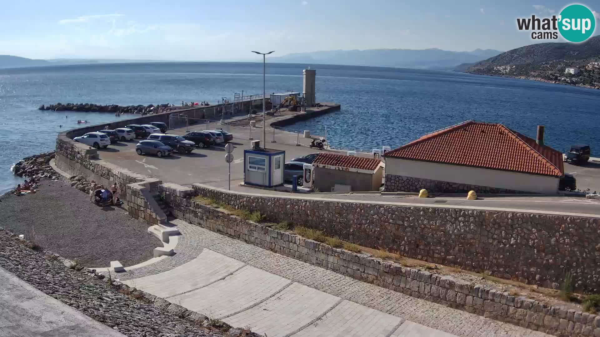 Spletna kamera Senj pristanišče – Pogled na valobran in svetilnik