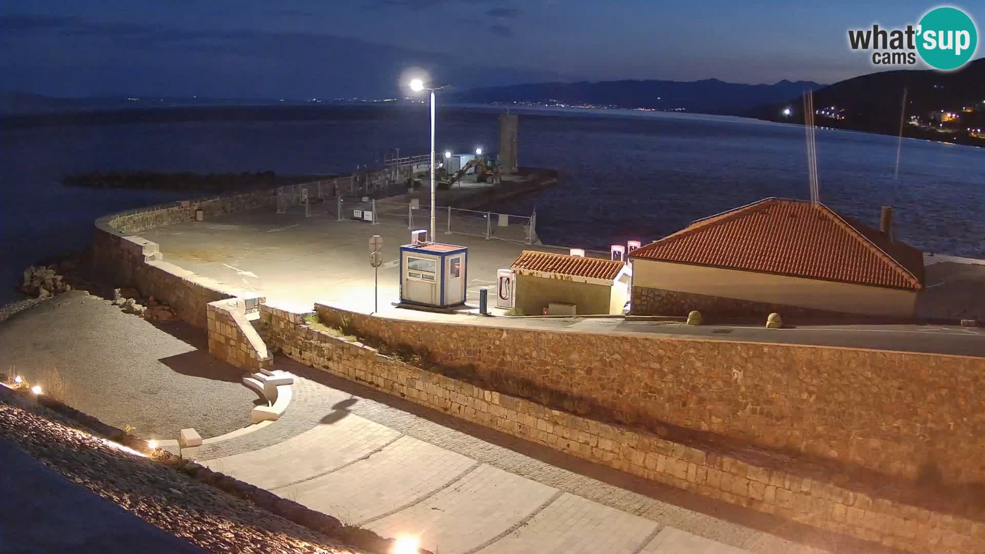 Spletna kamera Senj pristanišče – Pogled na valobran in svetilnik