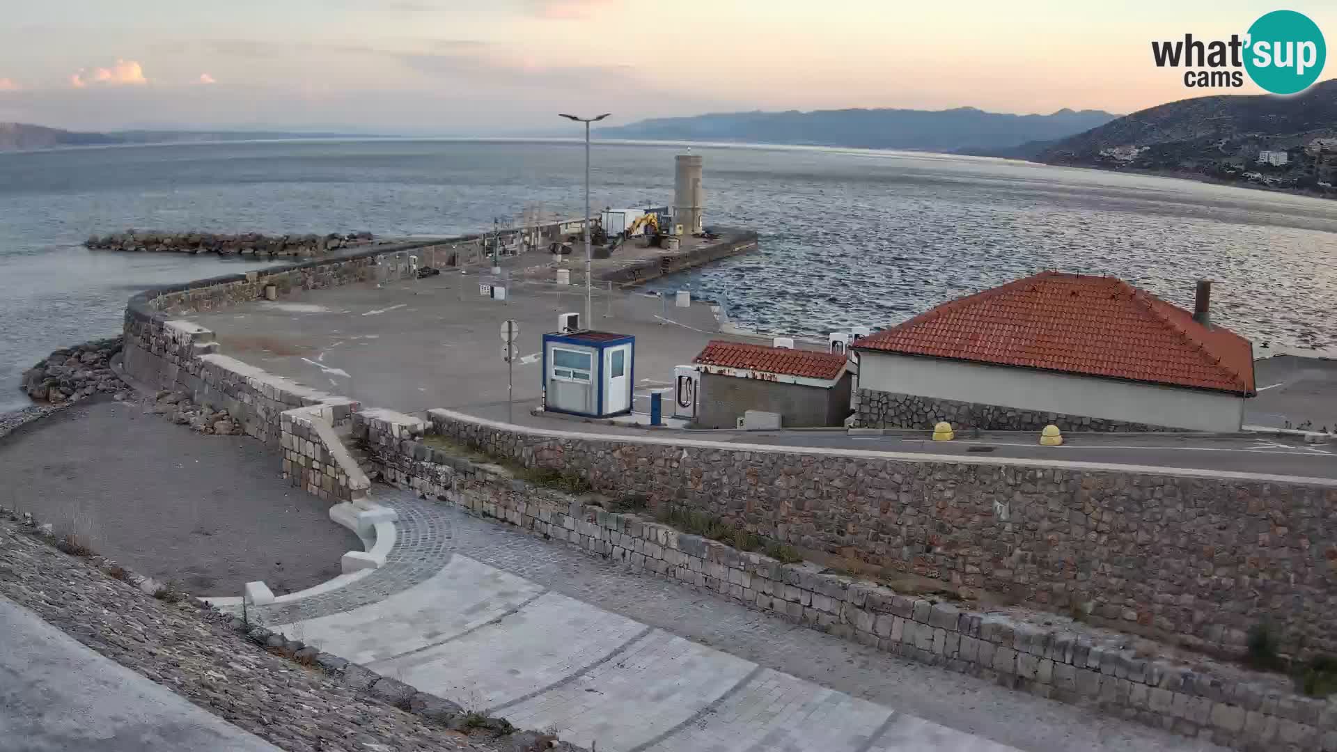 Senj Hafen Webcam – Wellenbrecher & Leuchtturm Liveblick