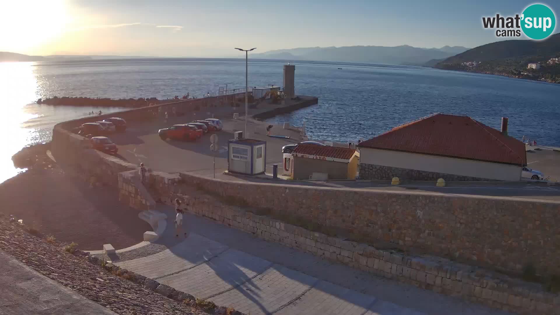 Spletna kamera Senj pristanišče – Pogled na valobran in svetilnik