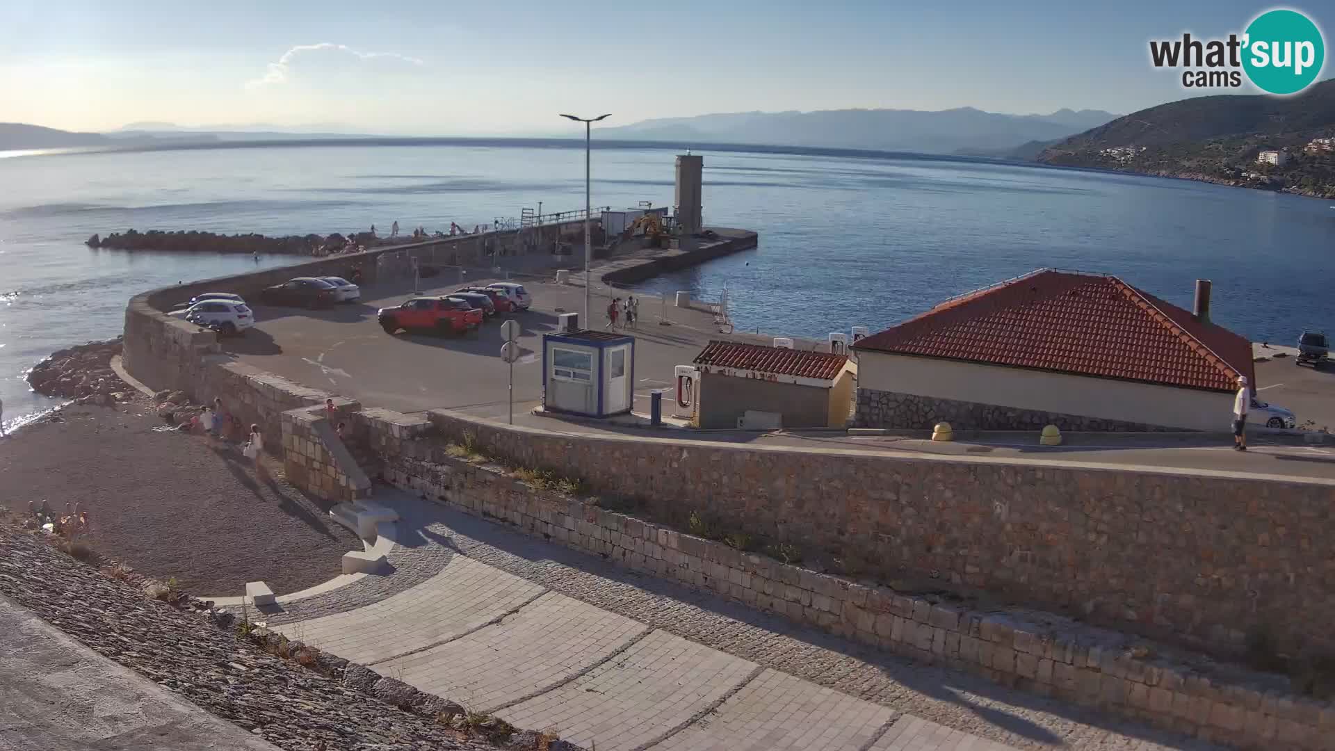 Spletna kamera Senj pristanišče – Pogled na valobran in svetilnik