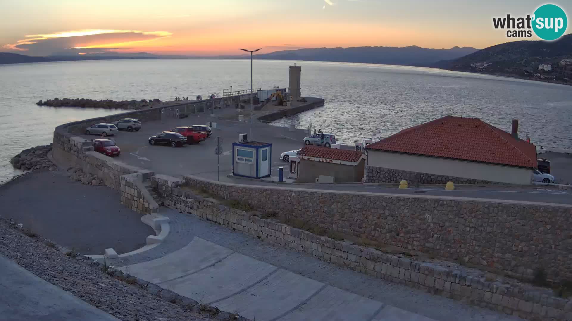 Spletna kamera Senj pristanišče – Pogled na valobran in svetilnik