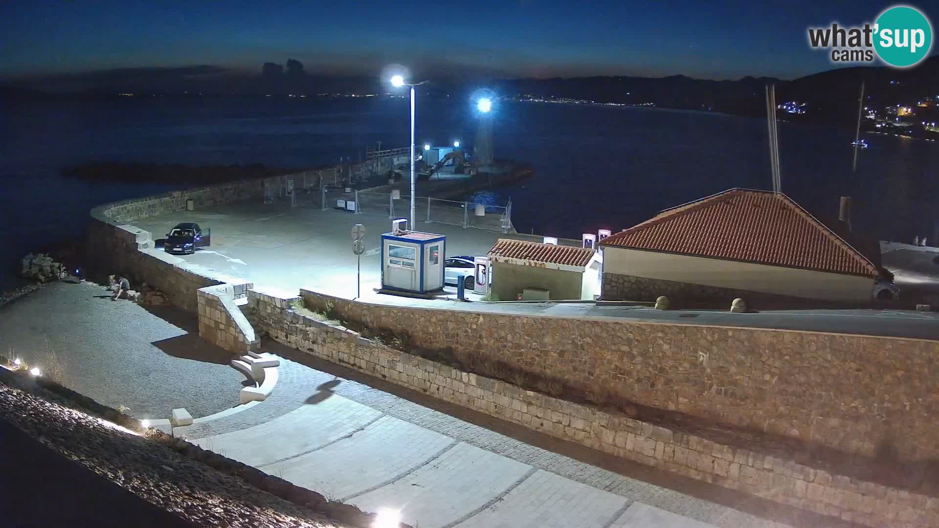 Spletna kamera Senj pristanišče – Pogled na valobran in svetilnik