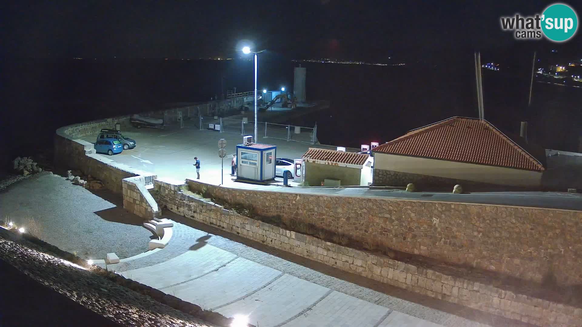 Spletna kamera Senj pristanišče – Pogled na valobran in svetilnik