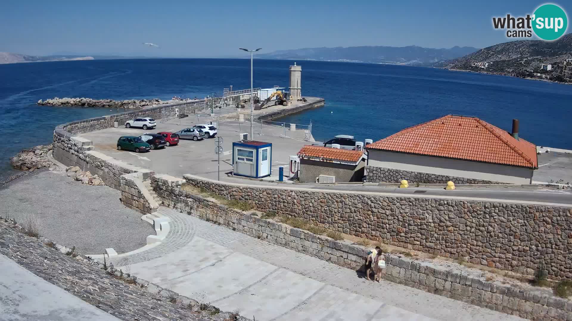 Spletna kamera Senj pristanišče – Pogled na valobran in svetilnik