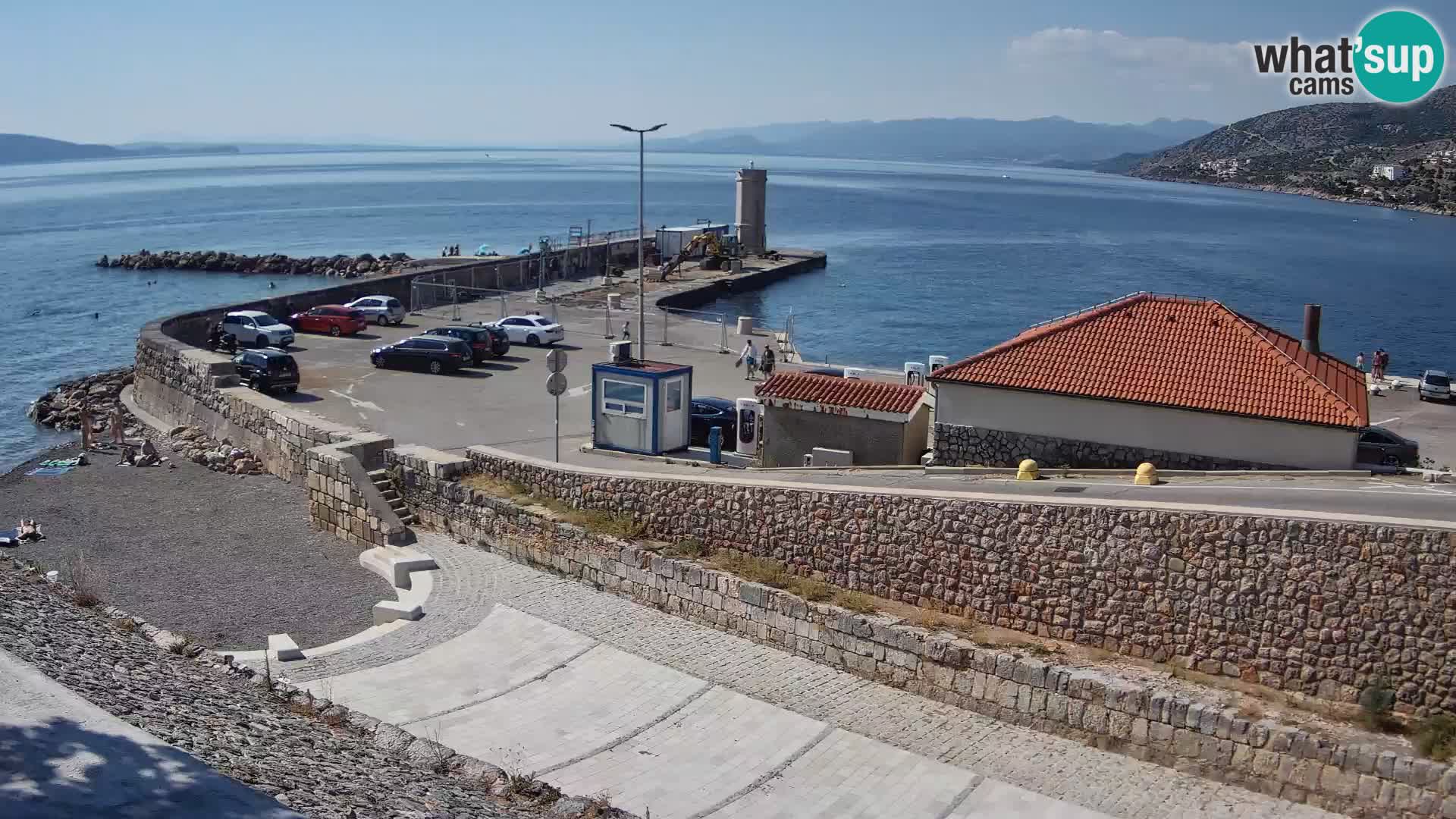 Spletna kamera Senj pristanišče – Pogled na valobran in svetilnik