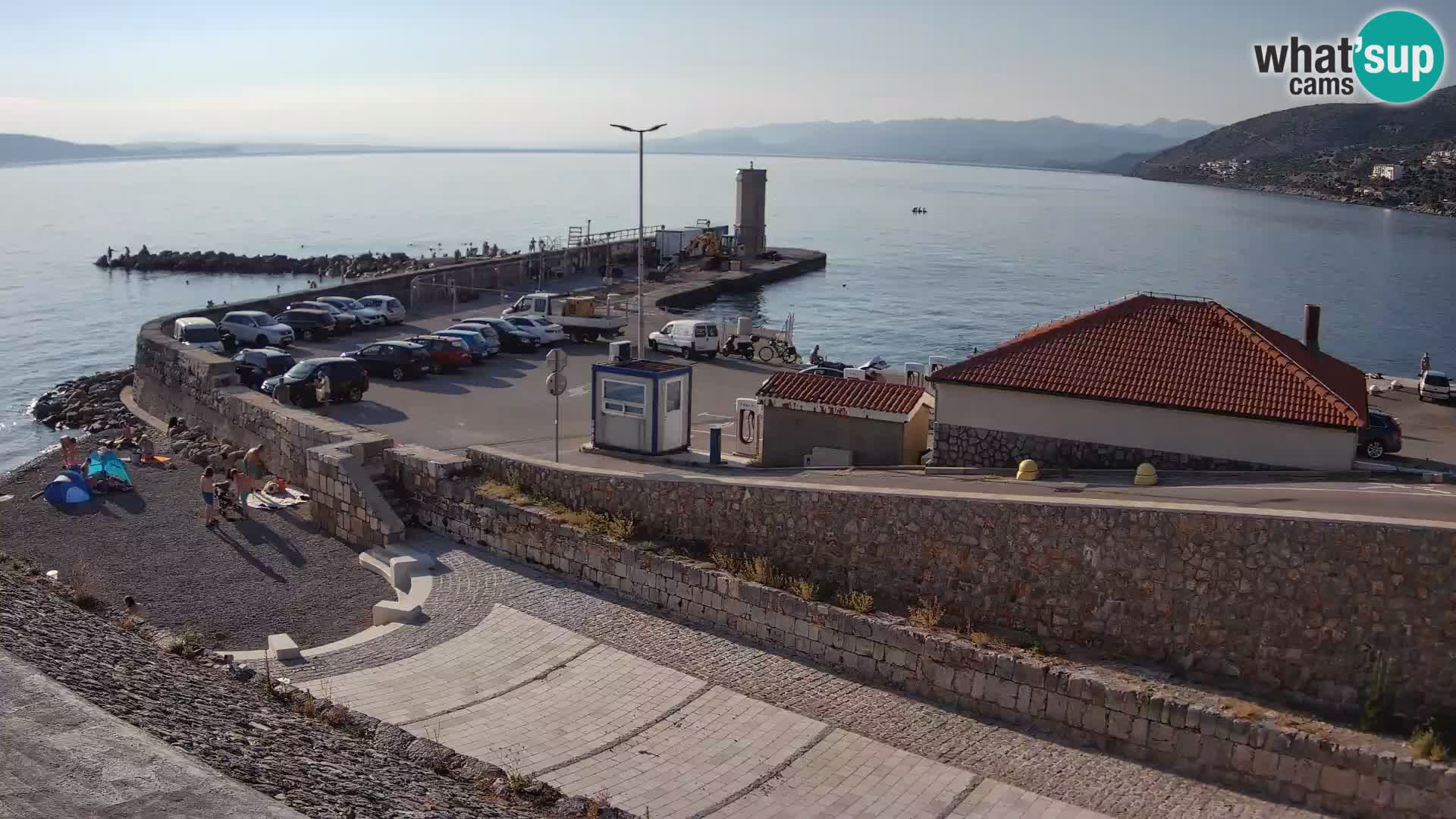 Spletna kamera Senj pristanišče – Pogled na valobran in svetilnik