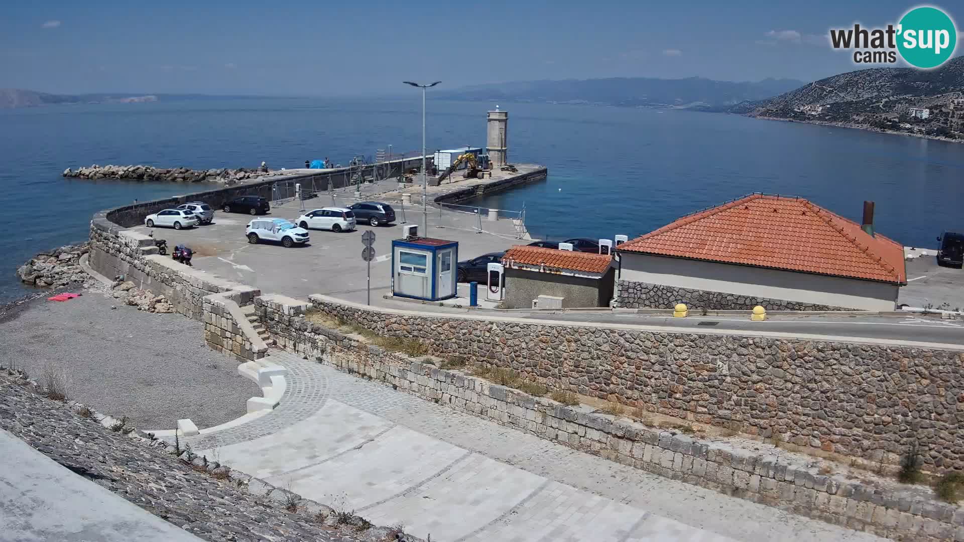 Spletna kamera Senj pristanišče – Pogled na valobran in svetilnik