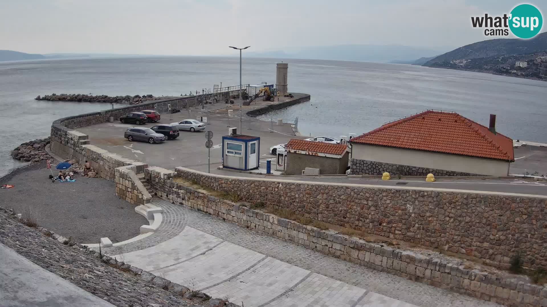 Spletna kamera Senj pristanišče – Pogled na valobran in svetilnik