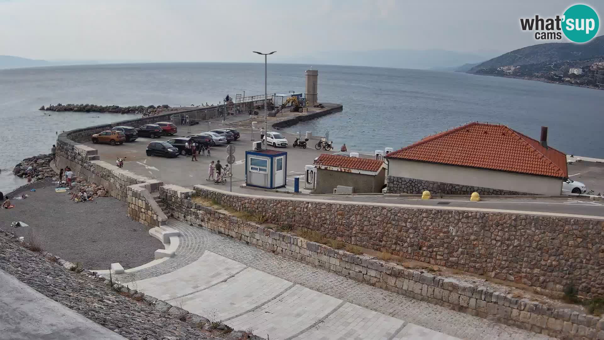 Spletna kamera Senj pristanišče – Pogled na valobran in svetilnik