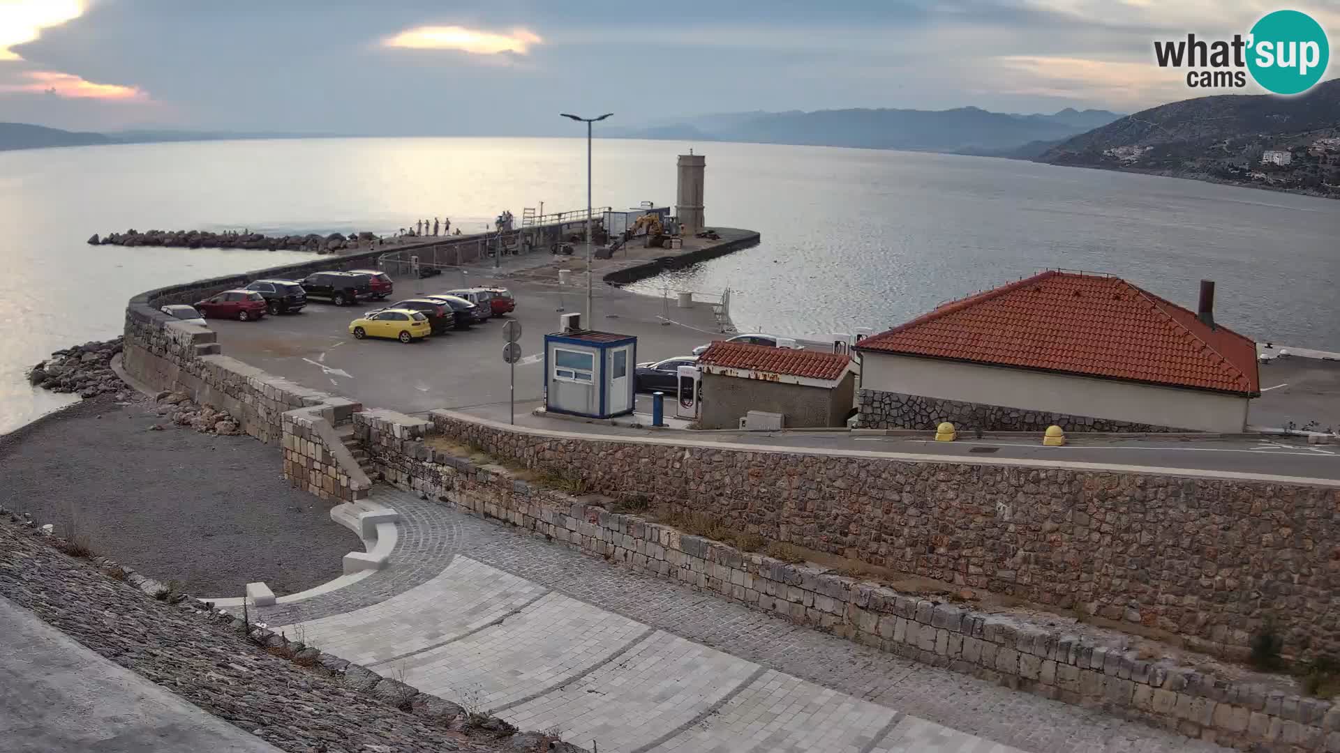Spletna kamera Senj pristanišče – Pogled na valobran in svetilnik