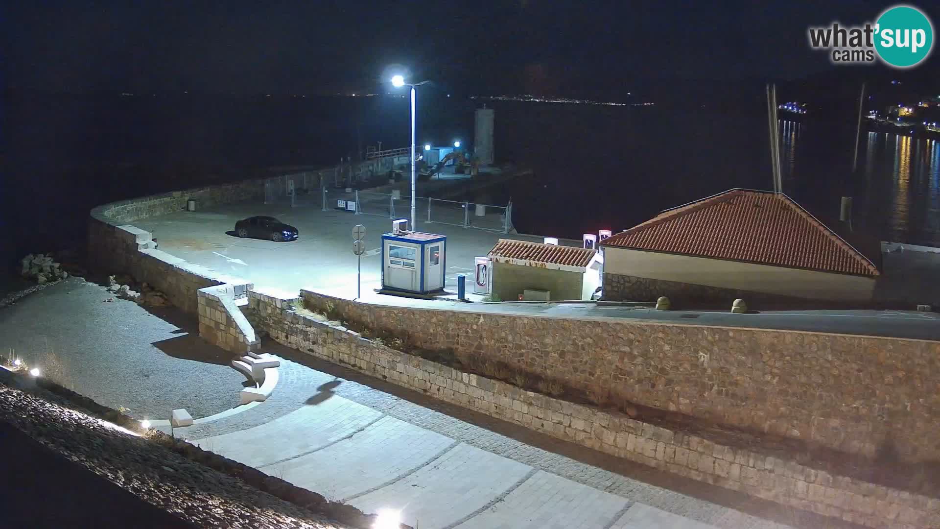 Spletna kamera Senj pristanišče – Pogled na valobran in svetilnik