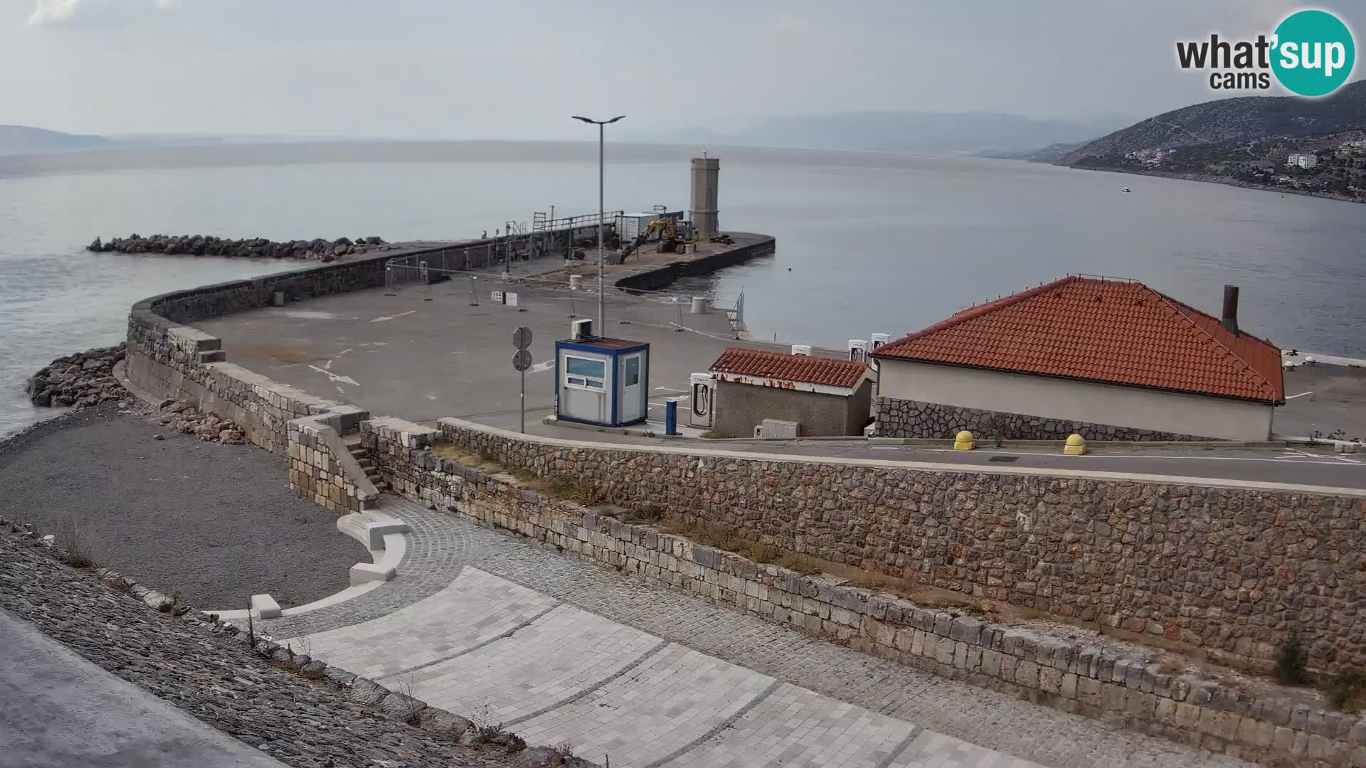 Webcam port de Senj – Vue sur la jetée et le phare