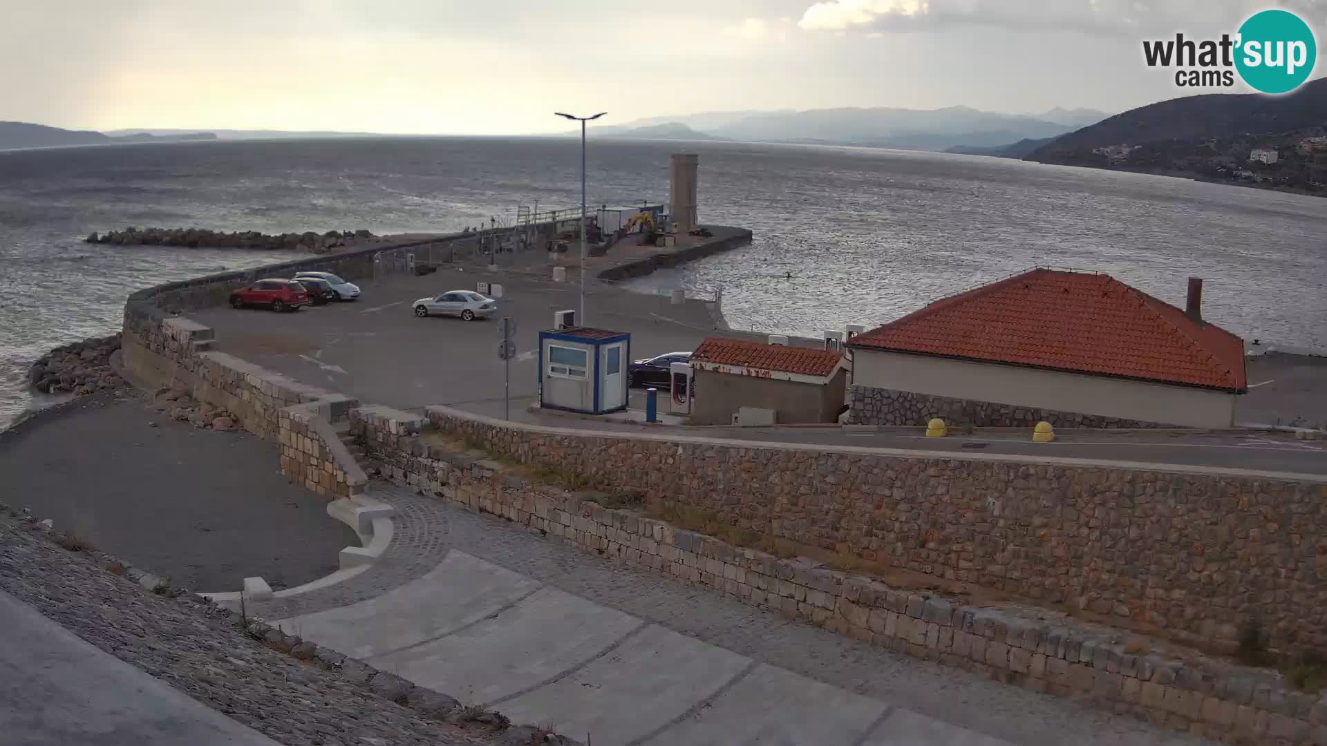 Spletna kamera Senj pristanišče – Pogled na valobran in svetilnik