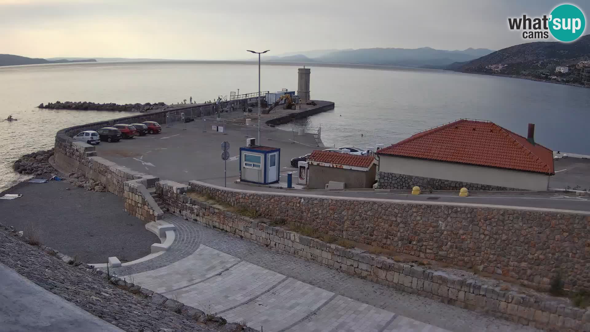 Spletna kamera Senj pristanišče – Pogled na valobran in svetilnik