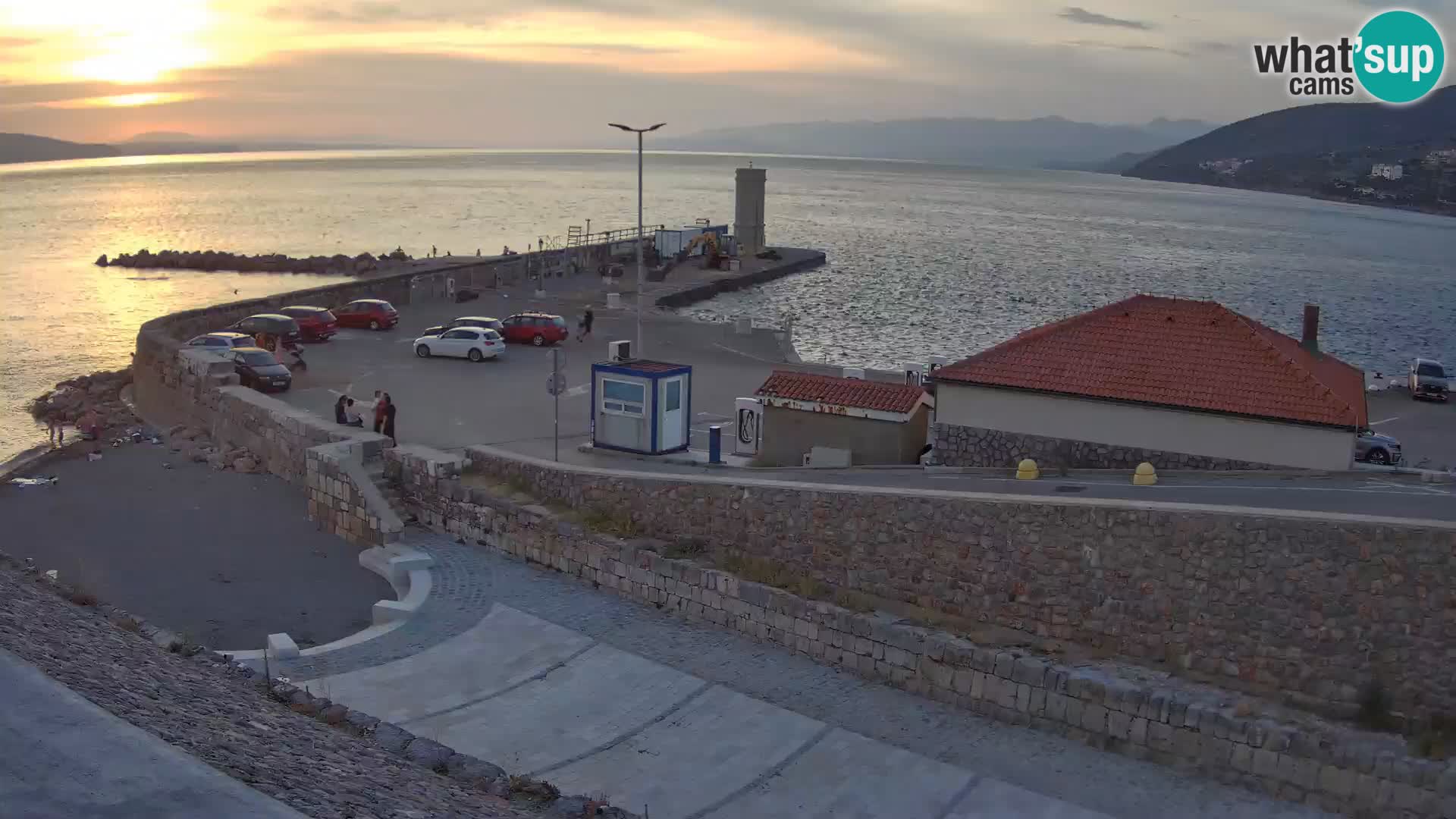 Spletna kamera Senj pristanišče – Pogled na valobran in svetilnik