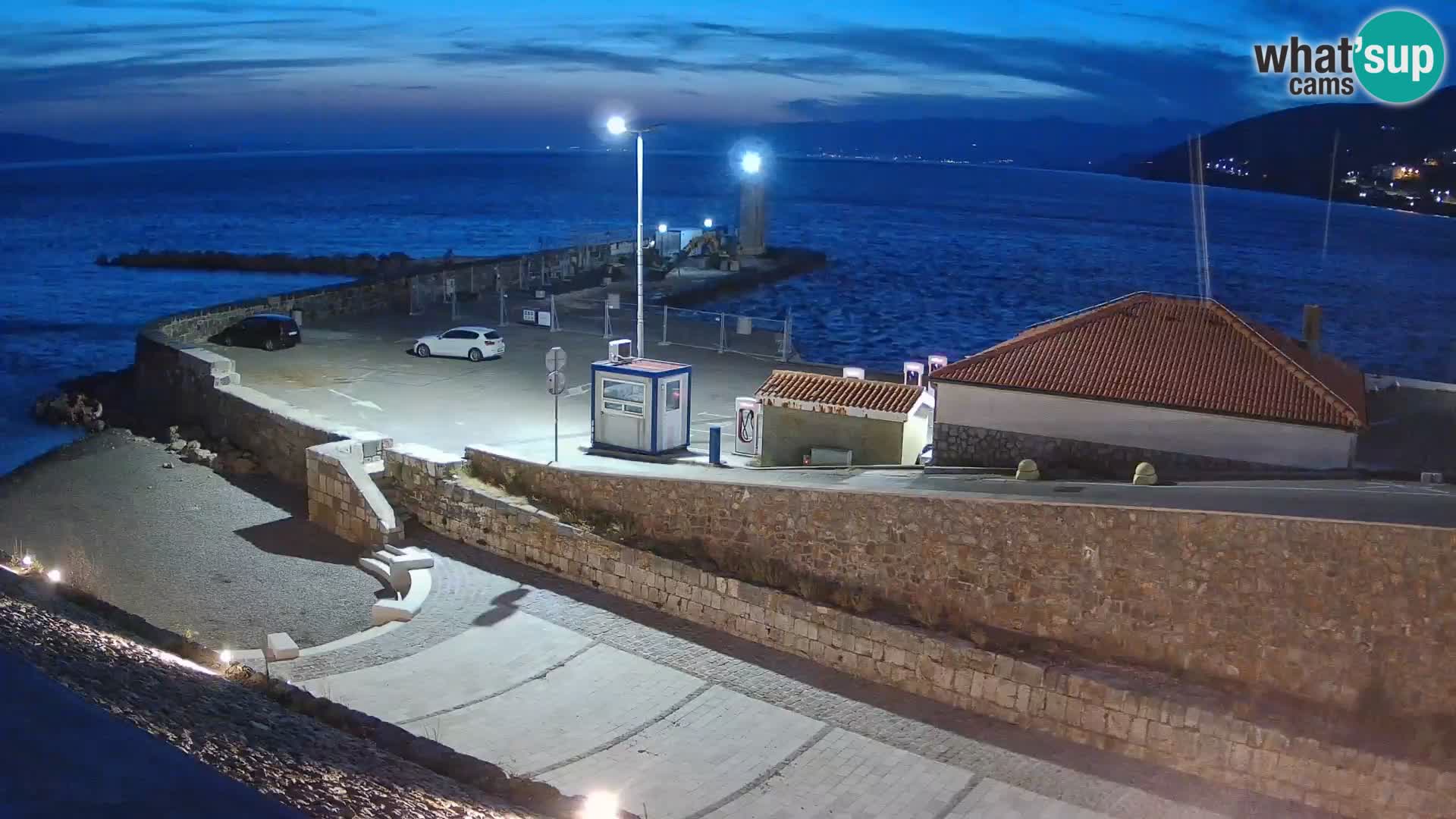 Spletna kamera Senj pristanišče – Pogled na valobran in svetilnik