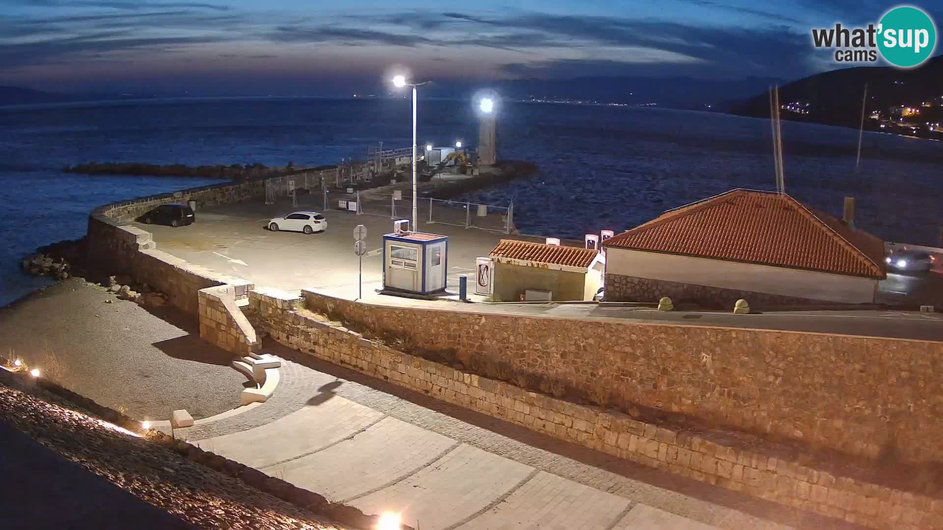 Spletna kamera Senj pristanišče – Pogled na valobran in svetilnik