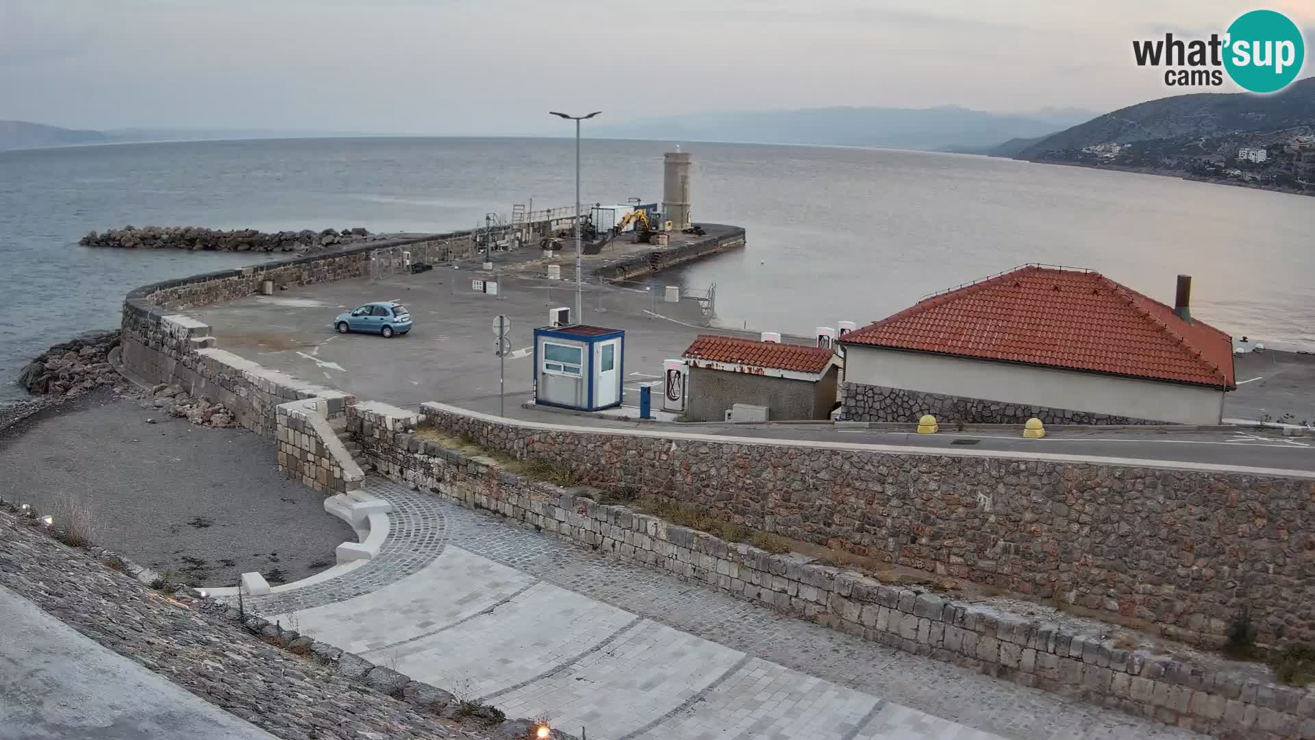 Spletna kamera Senj pristanišče – Pogled na valobran in svetilnik