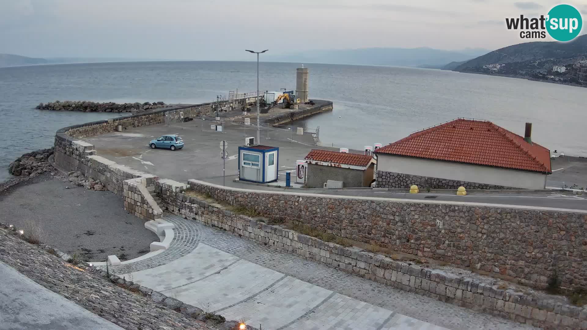 Spletna kamera Senj pristanišče – Pogled na valobran in svetilnik