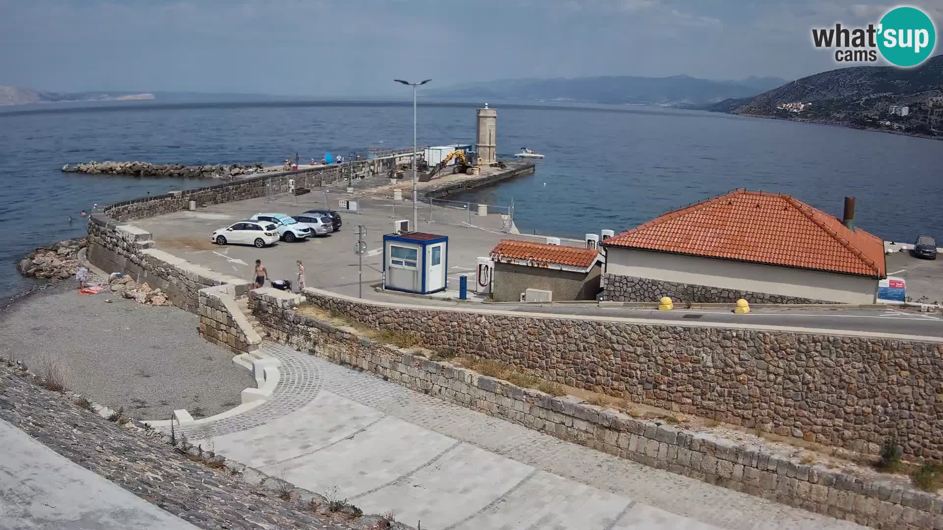 Spletna kamera Senj pristanišče – Pogled na valobran in svetilnik