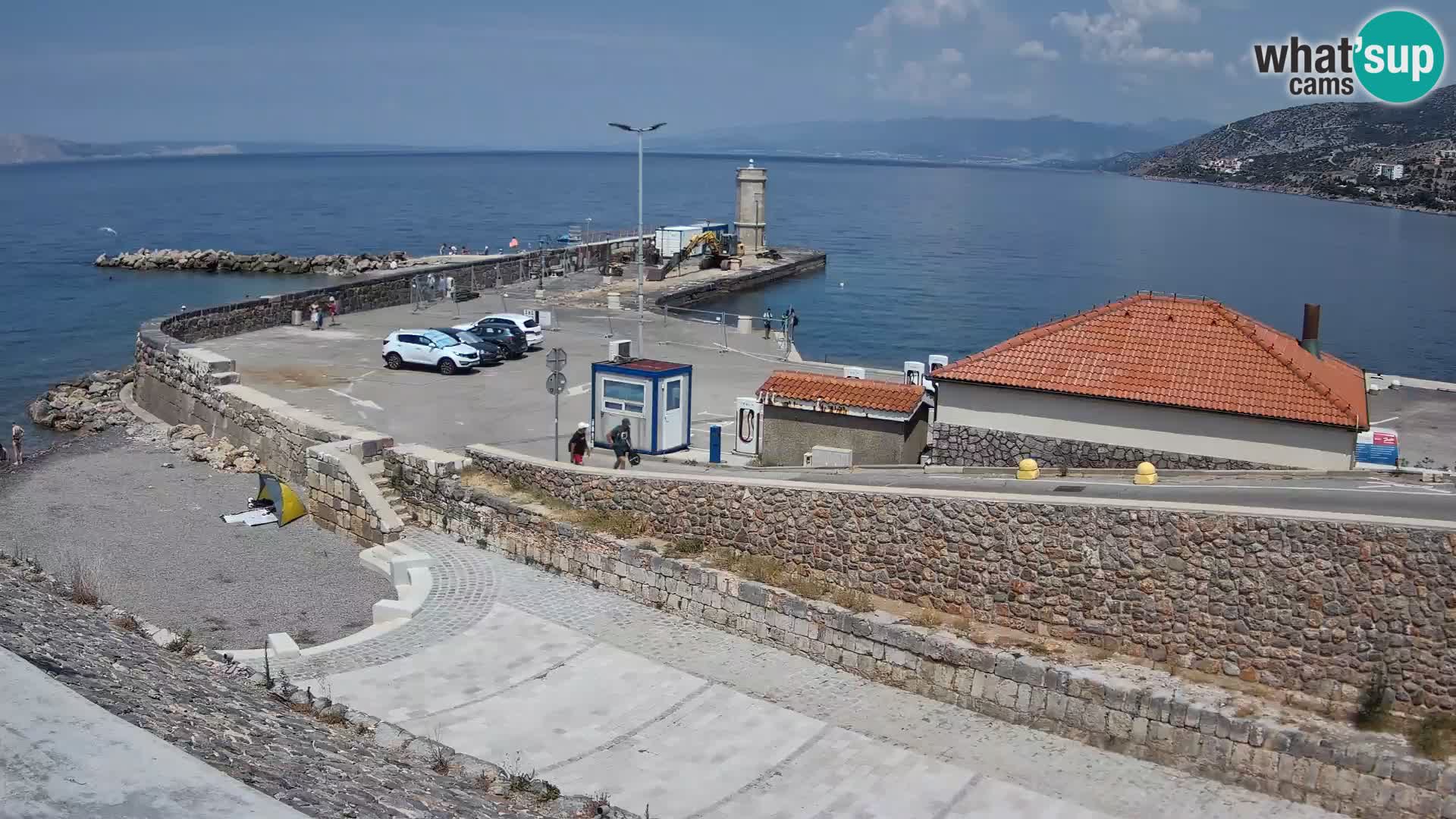 Spletna kamera Senj pristanišče – Pogled na valobran in svetilnik