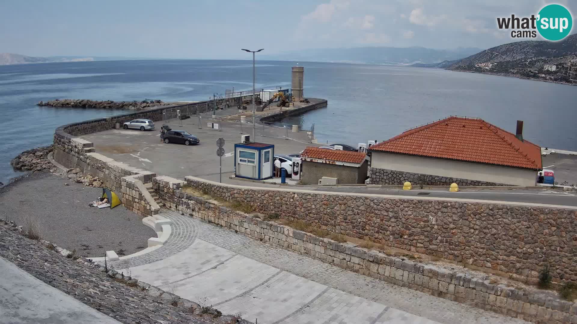 Spletna kamera Senj pristanišče – Pogled na valobran in svetilnik