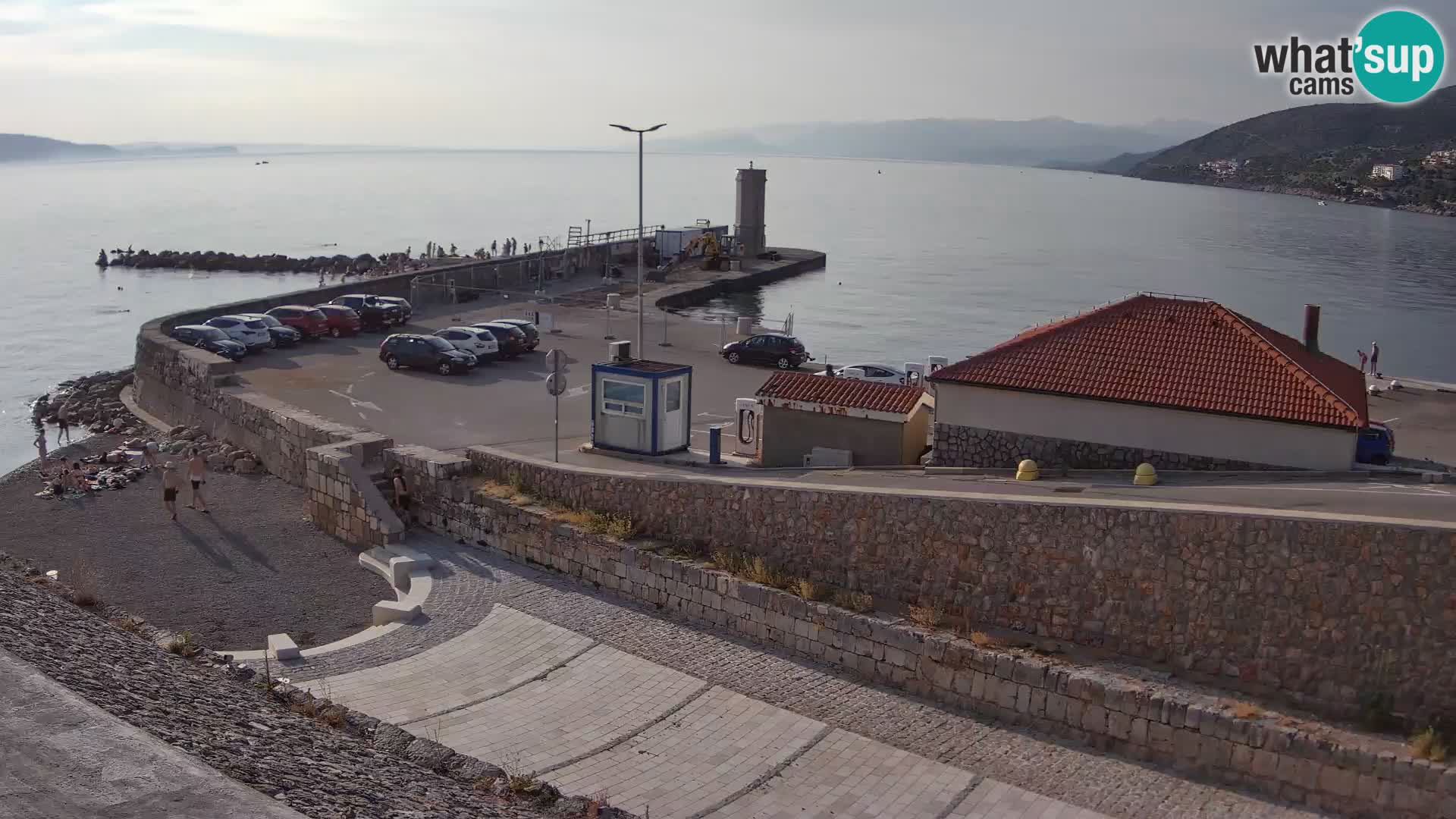 Spletna kamera Senj pristanišče – Pogled na valobran in svetilnik