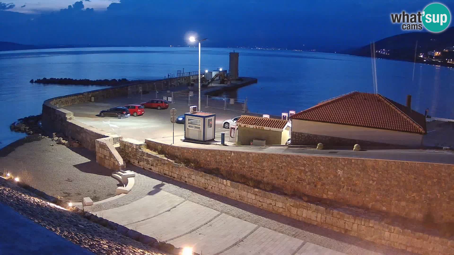 Spletna kamera Senj pristanišče – Pogled na valobran in svetilnik
