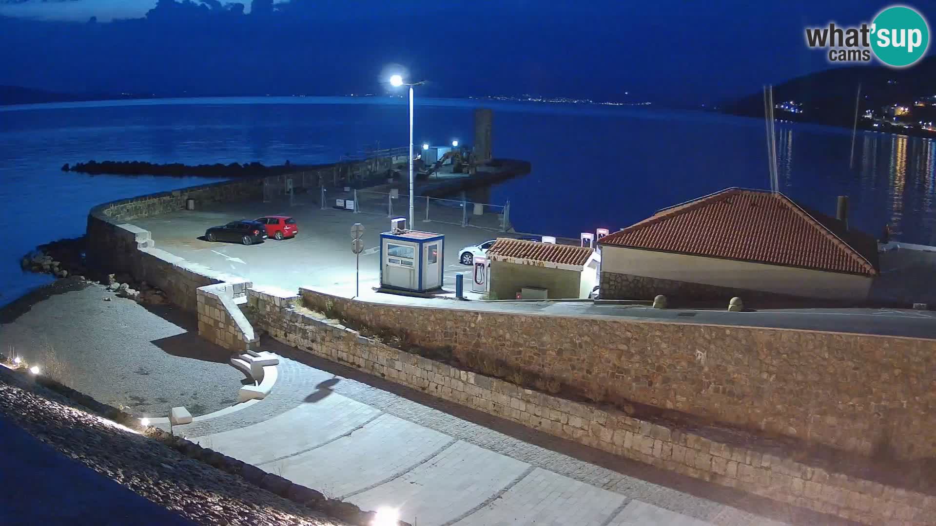 Spletna kamera Senj pristanišče – Pogled na valobran in svetilnik