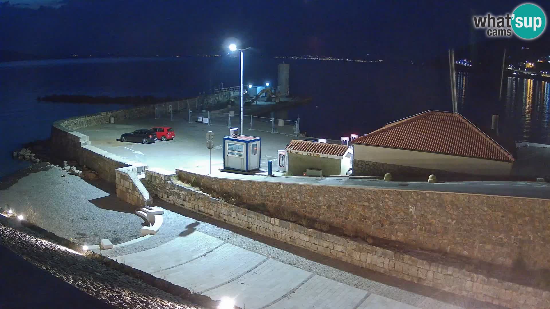 Spletna kamera Senj pristanišče – Pogled na valobran in svetilnik
