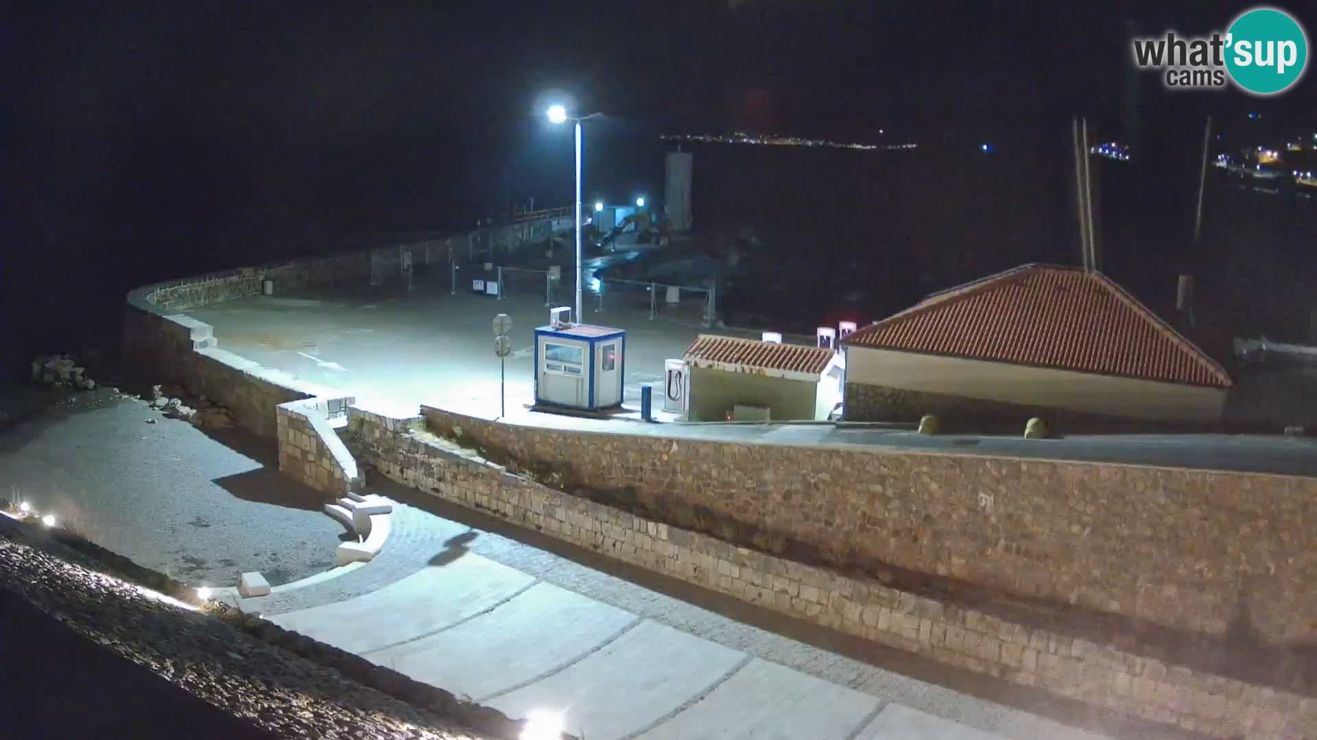 Spletna kamera Senj pristanišče – Pogled na valobran in svetilnik