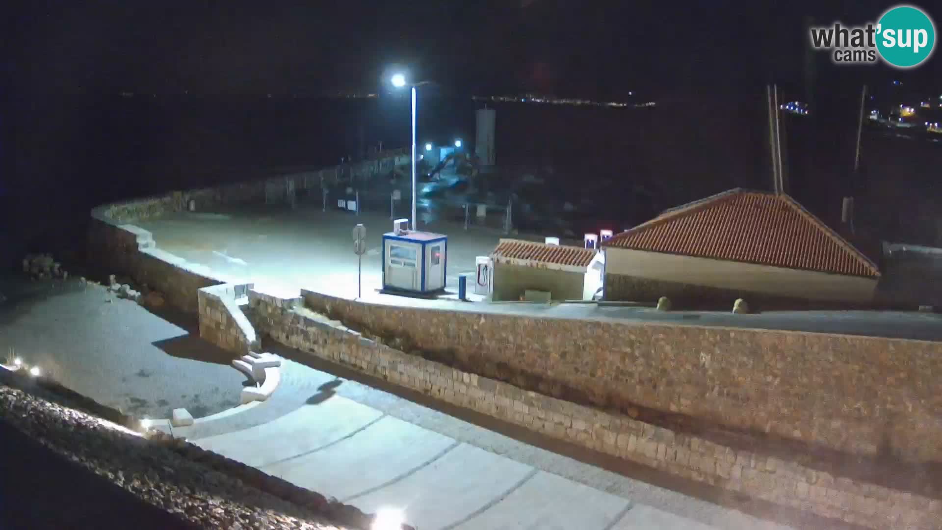 Spletna kamera Senj pristanišče – Pogled na valobran in svetilnik