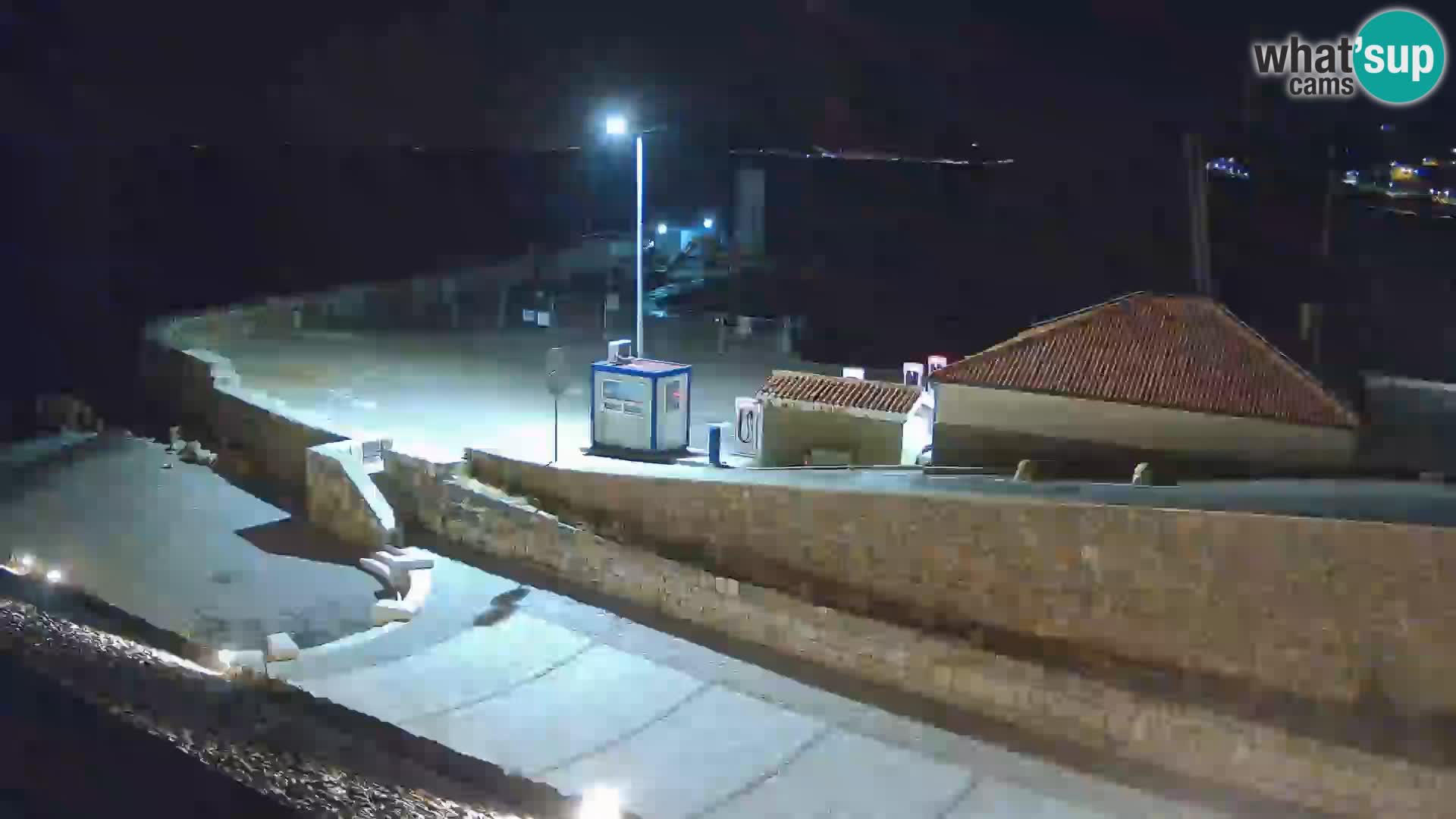 Spletna kamera Senj pristanišče – Pogled na valobran in svetilnik