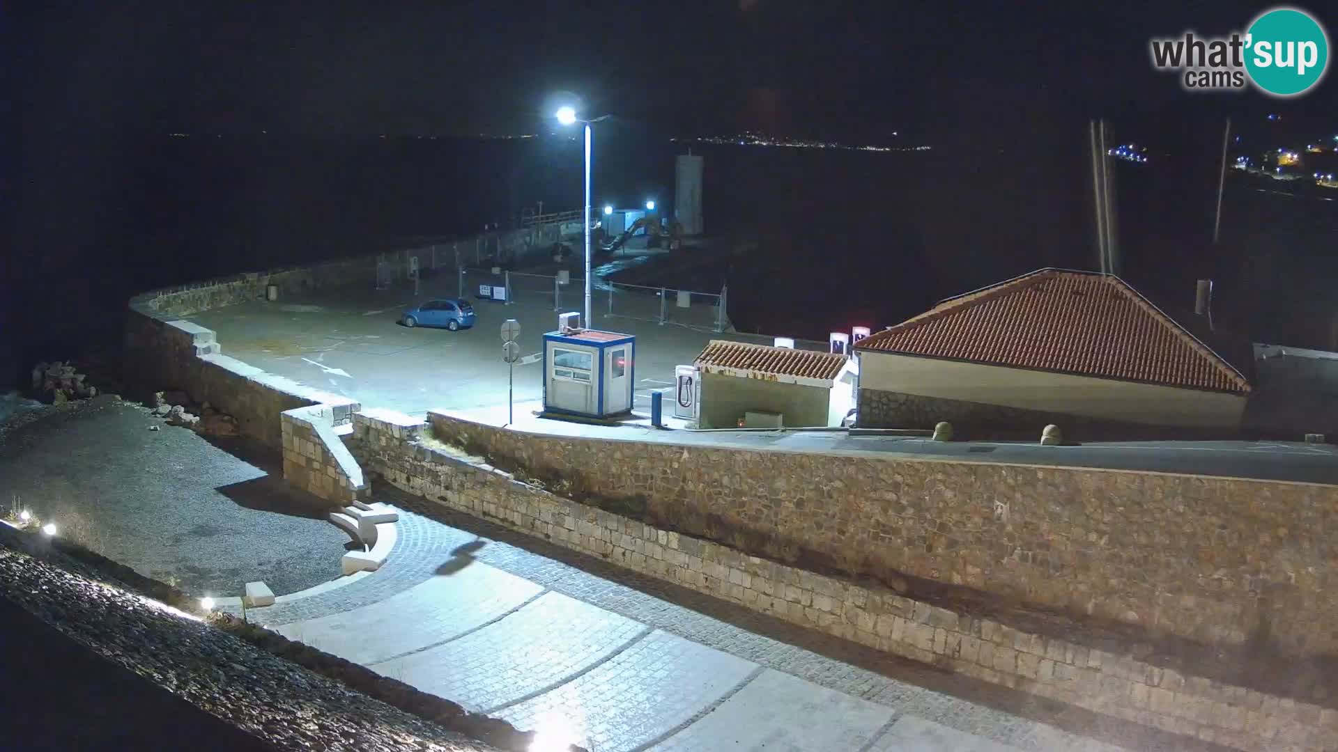 Spletna kamera Senj pristanišče – Pogled na valobran in svetilnik