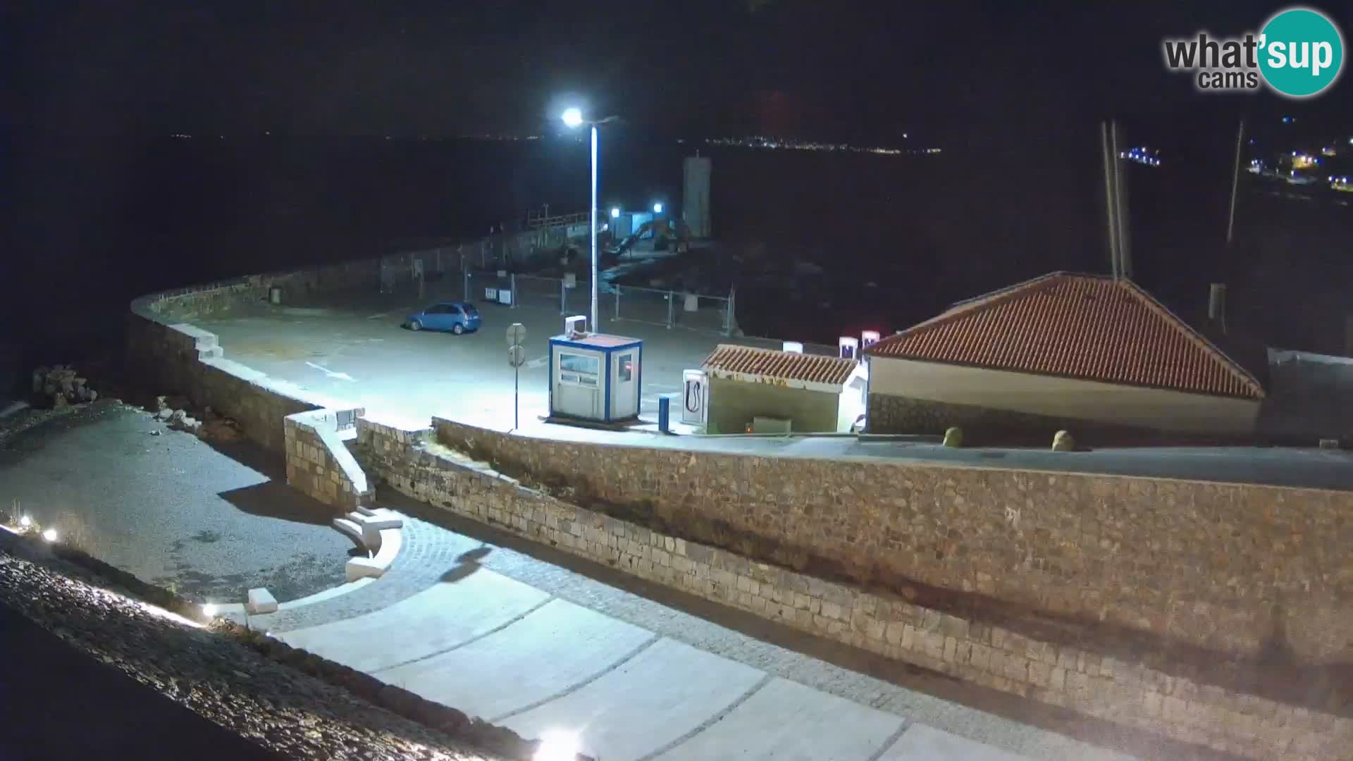 Spletna kamera Senj pristanišče – Pogled na valobran in svetilnik