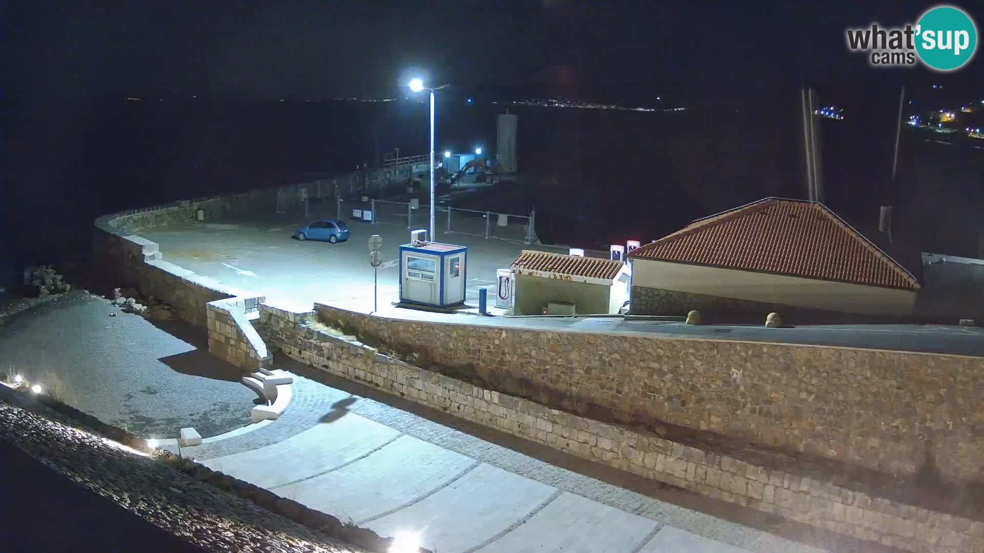 Spletna kamera Senj pristanišče – Pogled na valobran in svetilnik