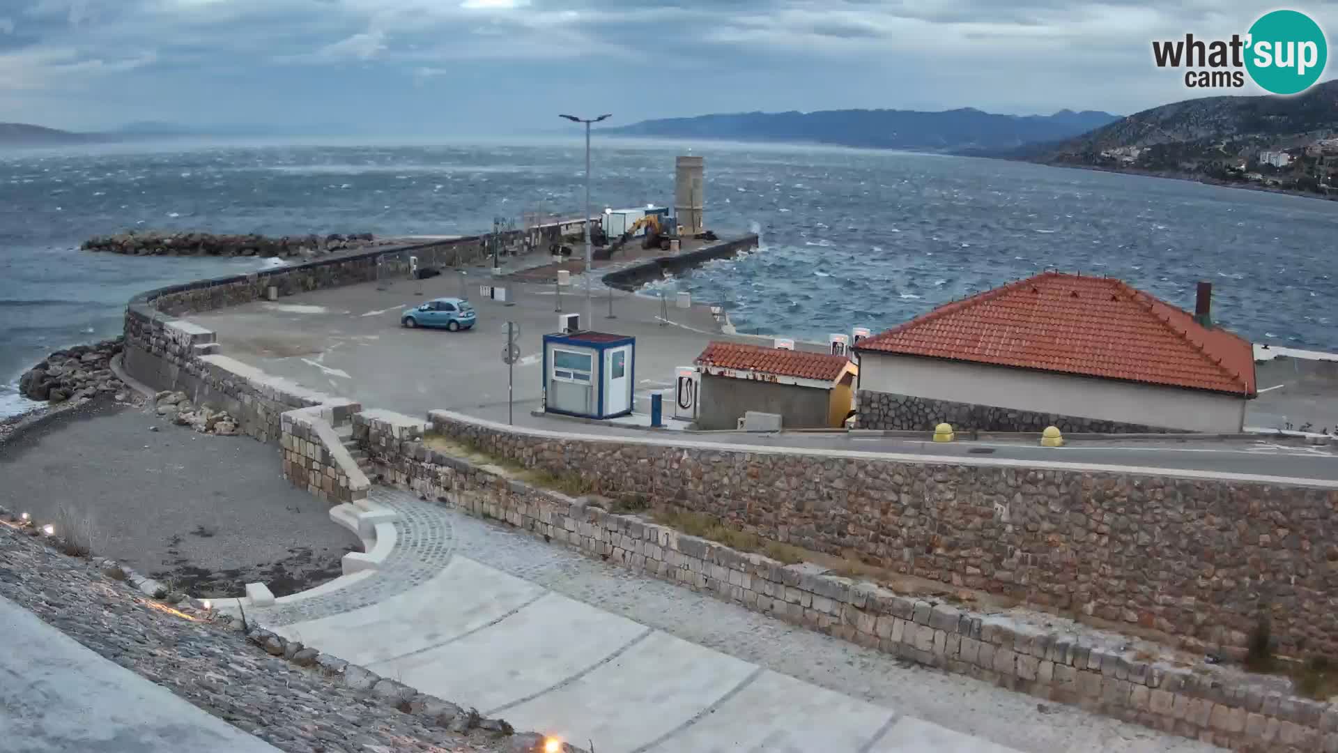 Spletna kamera Senj pristanišče – Pogled na valobran in svetilnik