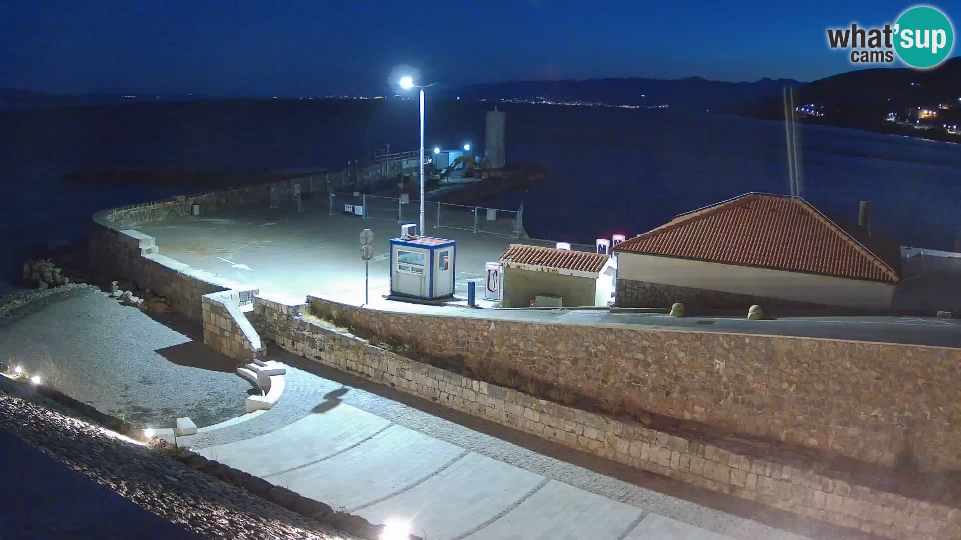 Spletna kamera Senj pristanišče – Pogled na valobran in svetilnik