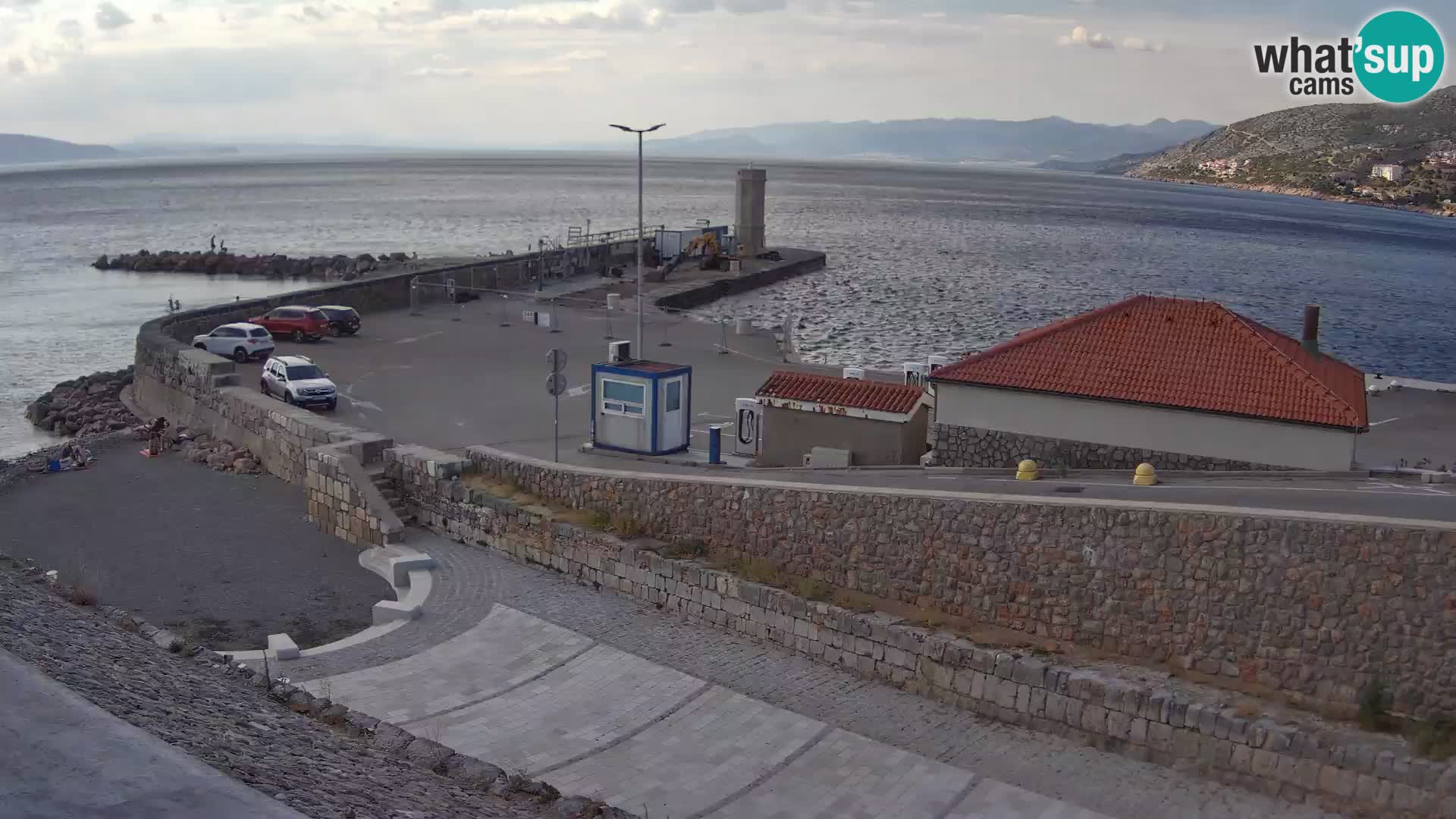 Spletna kamera Senj pristanišče – Pogled na valobran in svetilnik
