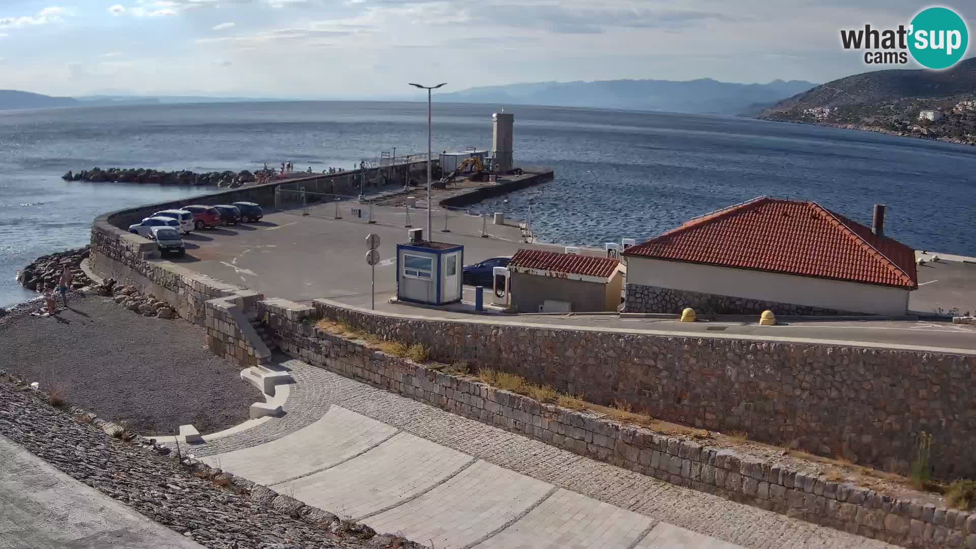 Spletna kamera Senj pristanišče – Pogled na valobran in svetilnik