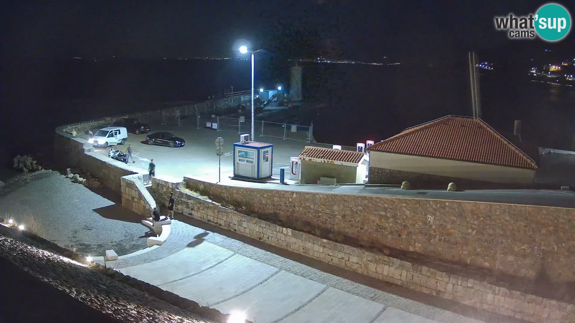 Spletna kamera Senj pristanišče – Pogled na valobran in svetilnik