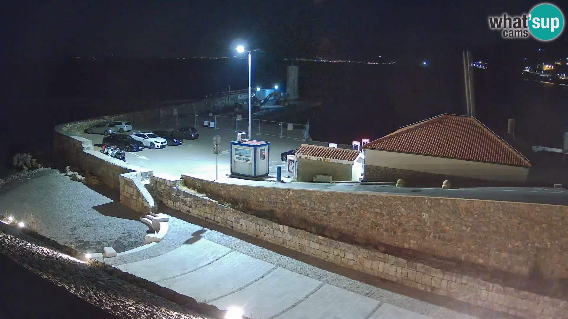 Spletna kamera Senj pristanišče – Pogled na valobran in svetilnik