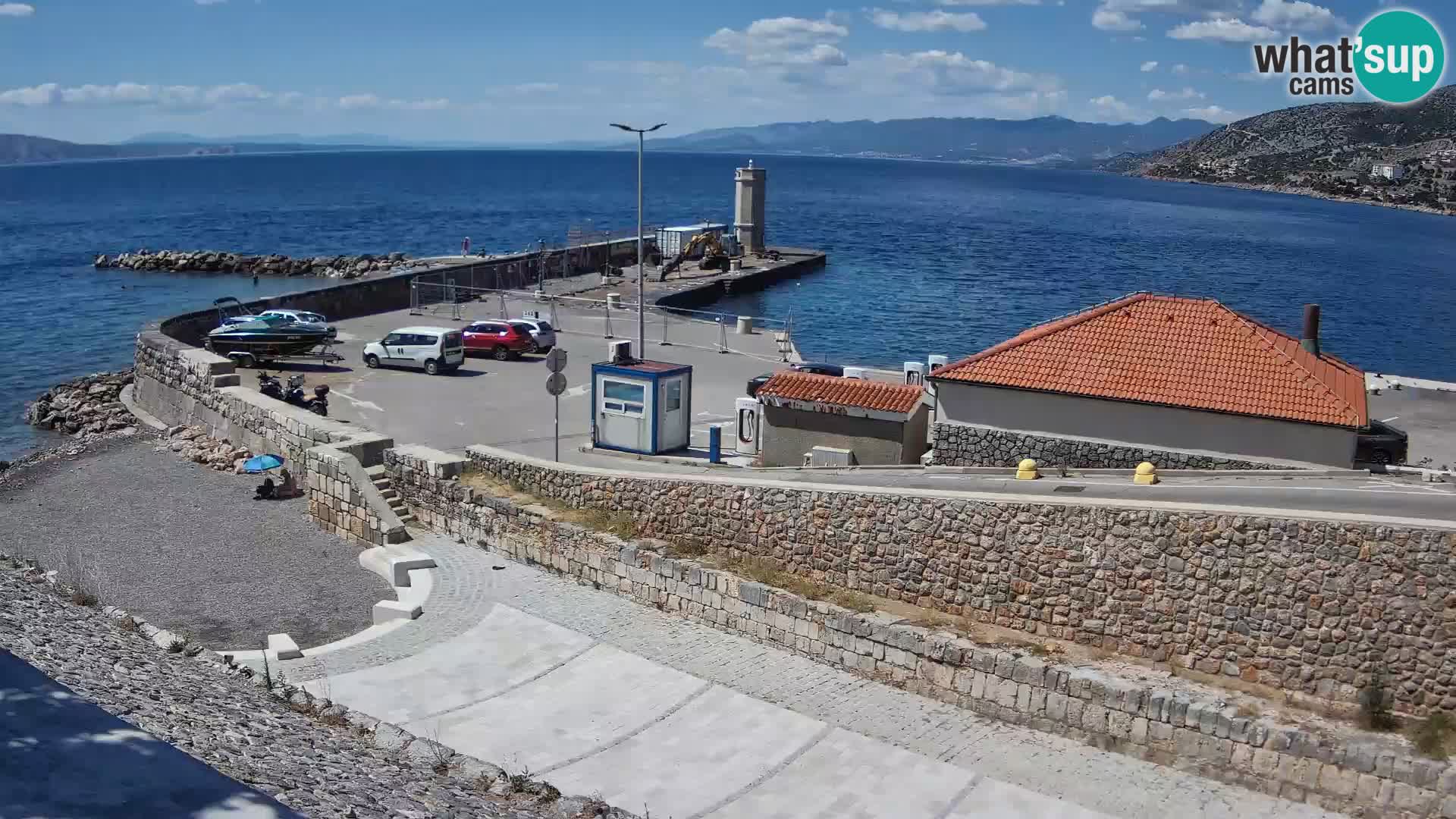 Spletna kamera Senj pristanišče – Pogled na valobran in svetilnik