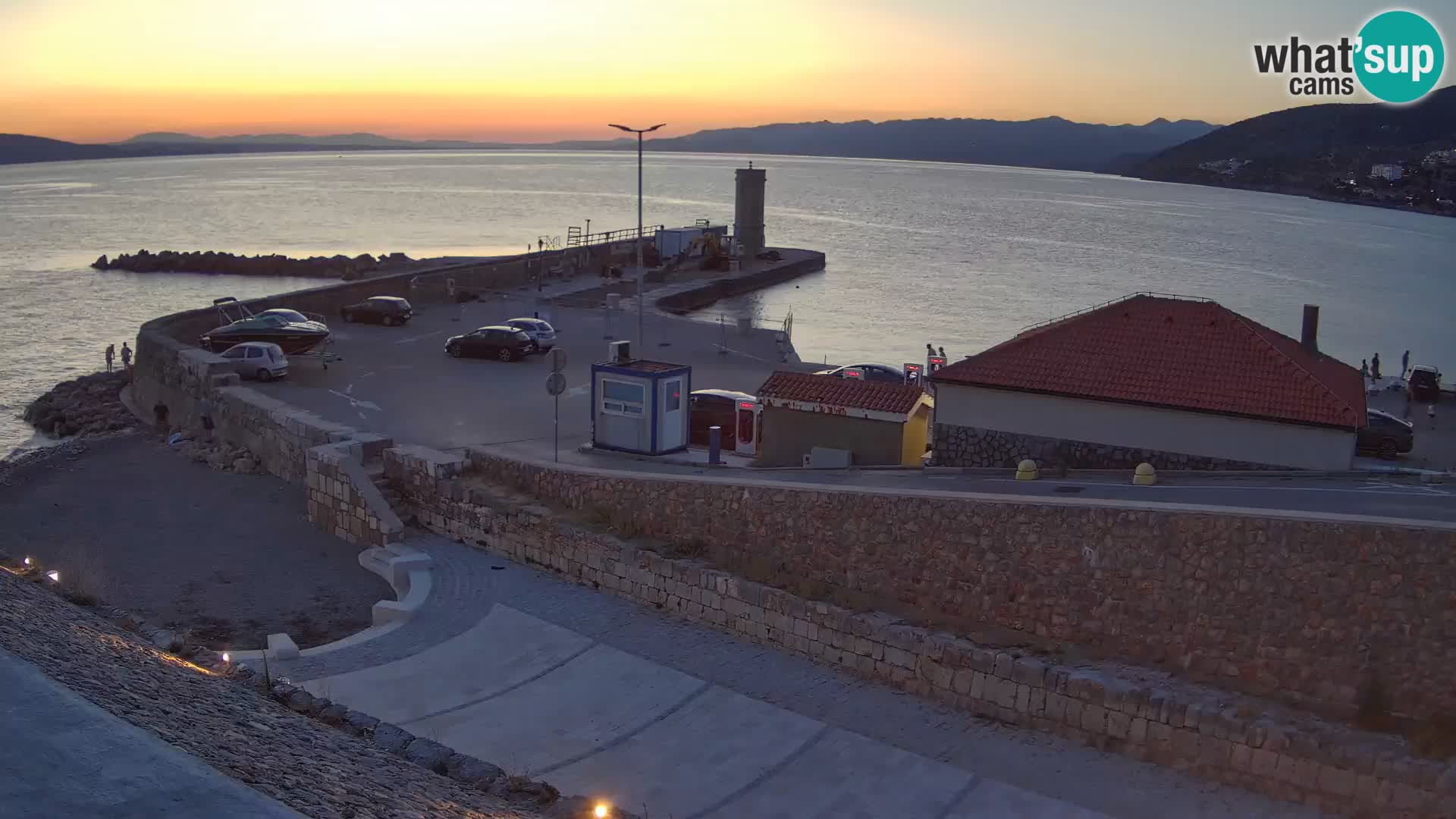 Spletna kamera Senj pristanišče – Pogled na valobran in svetilnik