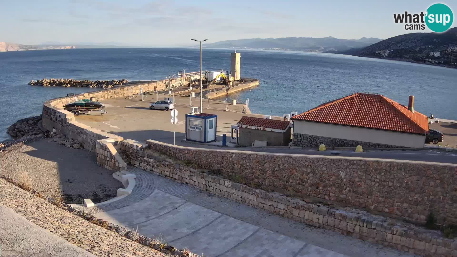 Spletna kamera Senj pristanišče – Pogled na valobran in svetilnik